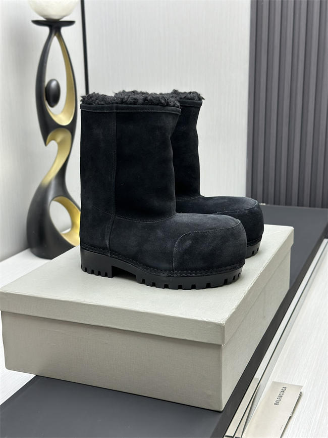 Ba*len*cia*ga alaska fur boot