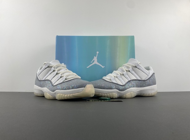 Air Jordan 11 Low 2025 HQ7000-001