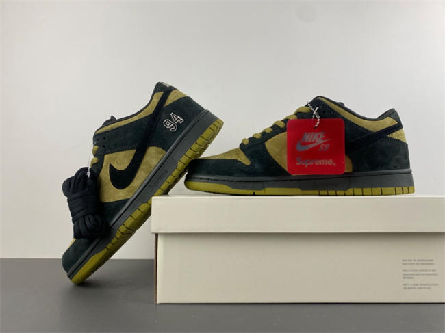 S*p*e x nike sb dunk low “camper green” hq8487-300